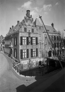 121725 Gezicht op Paushuize (Kromme Nieuwegracht 49) te Utrecht, uit het zuidwesten.